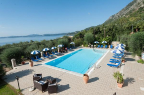 Crystal Blue Hotel, Barbati